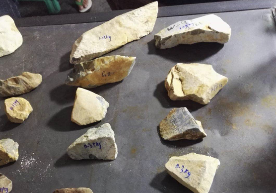 危地馬拉的翡翠據說在瑪雅文明時代中就已非常有名，後來隨著Maya文明的神秘消失而失傳， 直到1975年，一對美國夫婦Jay和Mary Lou在Motogua河谷深處，發現翡翠原生礦體，從而使這一寶藏得以見天日