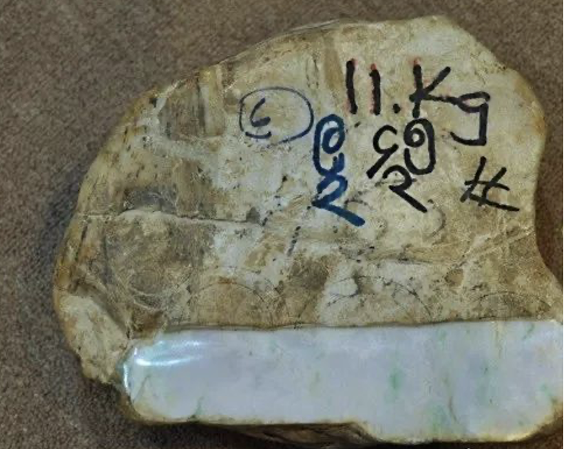 美國翡翠主要產地與礦床,主要發現在加州。美國翡翠大多只能用作雕刻材料,缺少首飾級的祖母綠色的翡翠。質地乾且結構較粗。門多西諾縣的翡翠礦床是利奇湖礦,主要由透輝石、硬玉、石榴石及符山石的細脈體組成。大多也只是雕刻用岩石材料